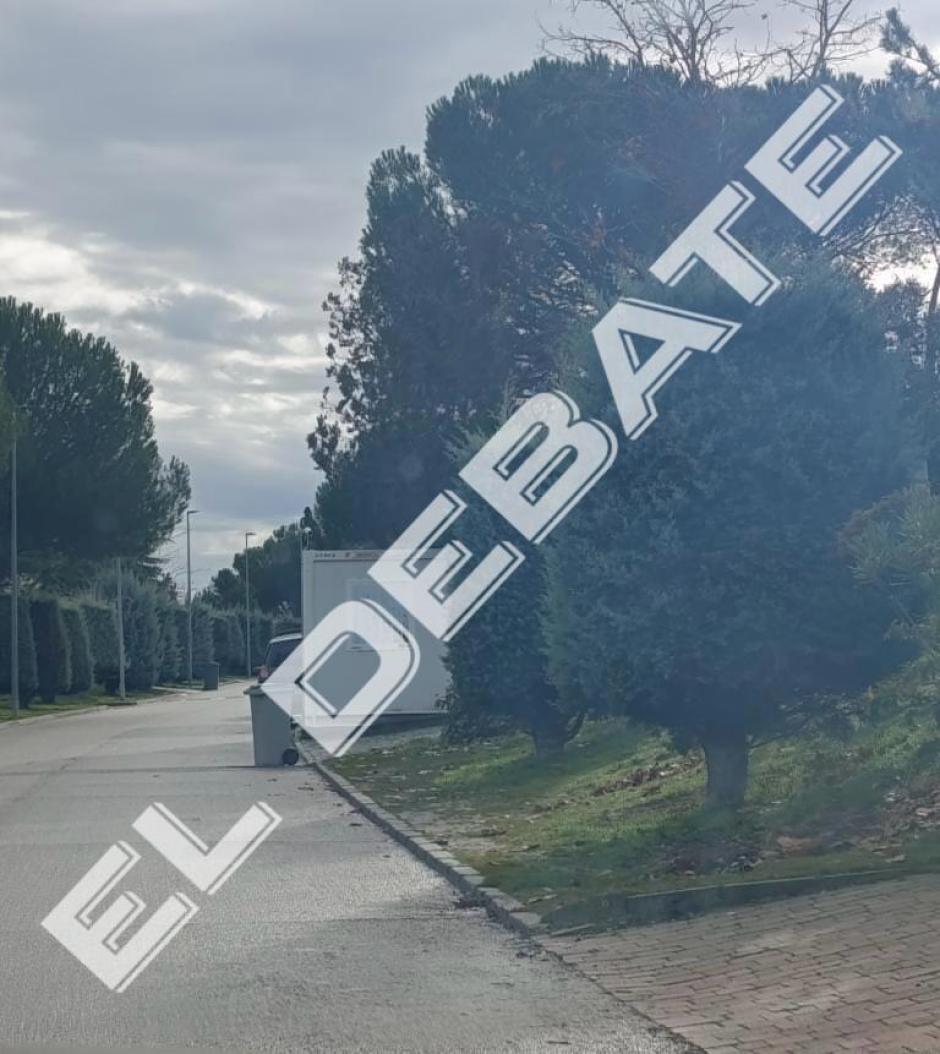 Uno de los coches camuflados que participó en la vigilancia apostado detrás de la garita