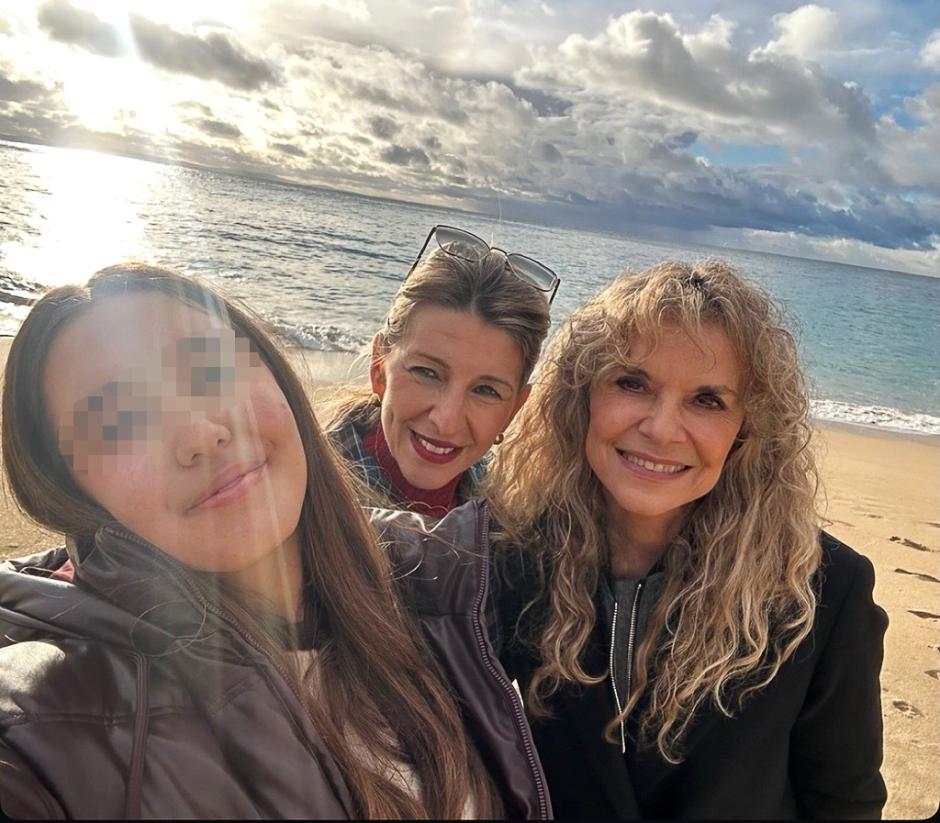 Yolanda Díaz, con su hija Carmela, y su amiga Amparo Merino