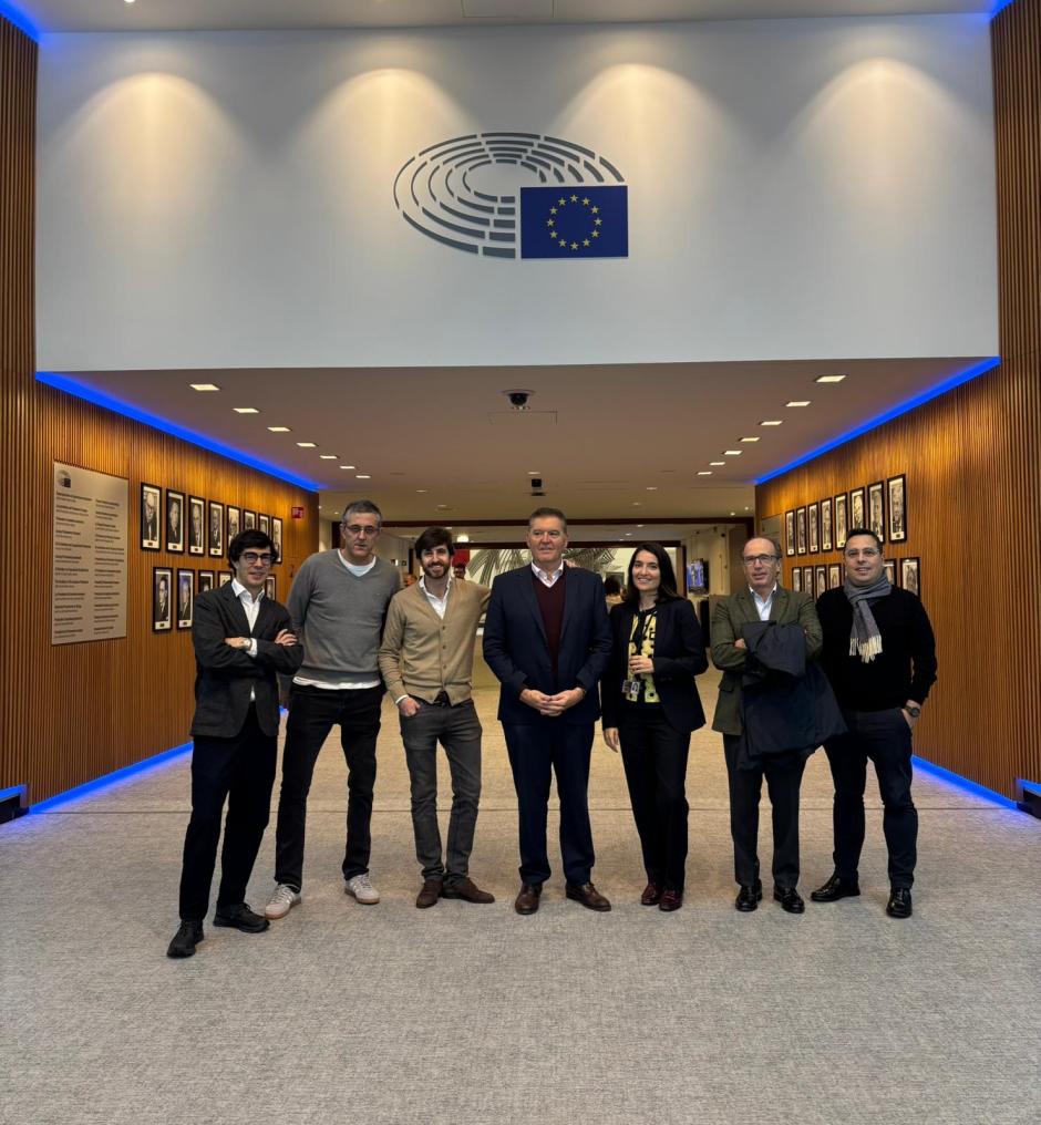 Eduardo Madina con el equipo de Harmon en Bruselas