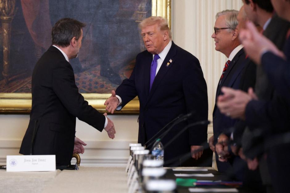 Josu Jon Imaz saluda a Donald Trump durante su encuentro con las compañías petrolíferas