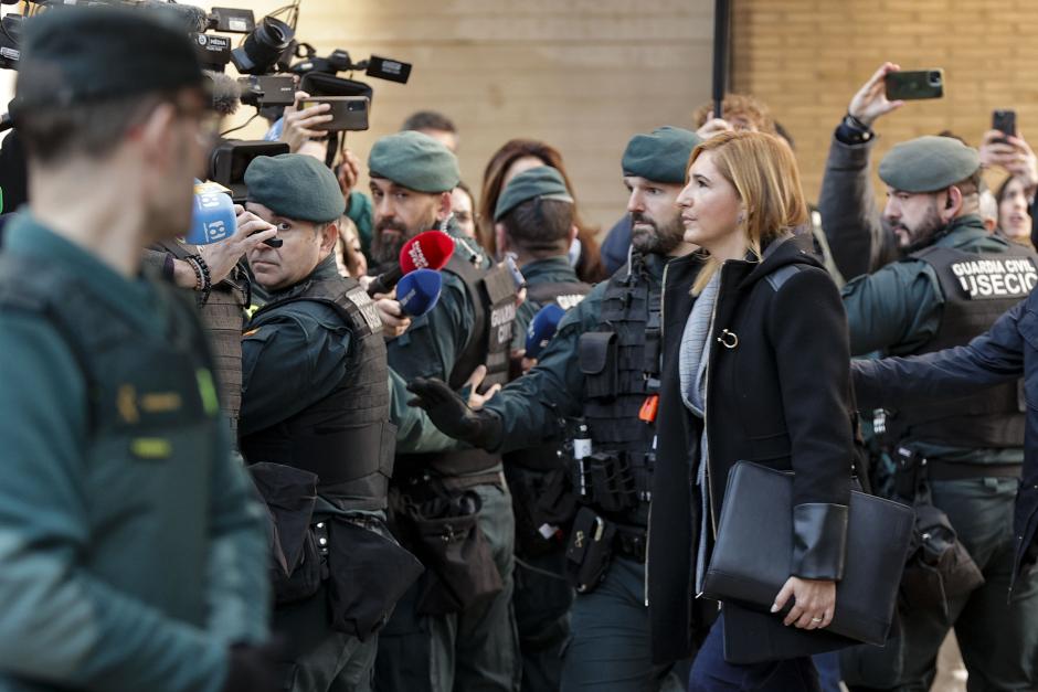 Imagen de Salomé Pradas accediendo al Juzgado de Catarroja.