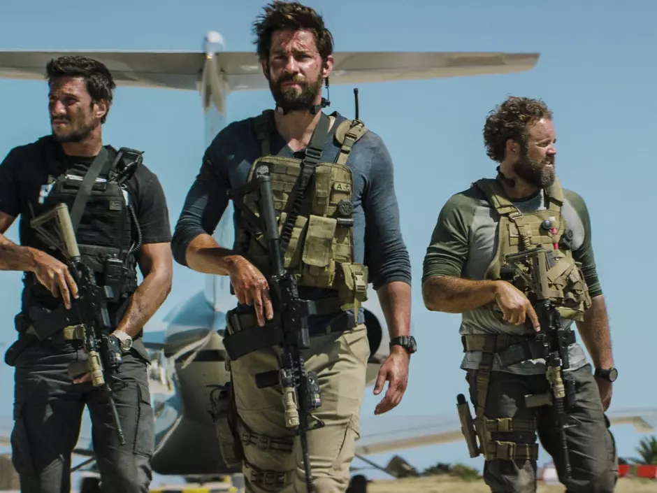 Michael Bay vuelve a hacer de las suyas y demuestra que acción y ritmo trepidante siempre son una buena combinación. En esta caso, con historia real como base. La que vivieron seis miembros de Operaciones Especiales de Estados Unidos que fue enviado a Bengasi (Libia) para rescatar a los supervivientes de un atentado producido en el consulado americano el 11 de septiembre de 2012, diez años después del ataque terrorista a las Torres Gemelas y al Pentágono.
Michael Bay vuelve a hacer de las suyas y demuestra que acción y ritmo trepidante siempre son una buena combinación. En esta caso, con historia real como base. La que vivieron seis miembros de Operaciones Especiales de Estados Unidos que fue enviado a Bengasi (Libia) para rescatar a los supervivientes de un atentado producido en el consulado americano el 11 de septiembre de 2012, diez años después del ataque terrorista a las Torres Gemelas y al Pentágono.
Michael Bay vuelve a hacer de las suyas y demuestra que acción y ritmo trepidante siempre son una buena combinación. En esta caso, con historia real como base. La que vivieron seis miembros de Operaciones Especiales de Estados Unidos que fue enviado a Bengasi (Libia) para rescatar a los supervivientes de un atentado producido en el consulado americano el 11 de septiembre de 2012, diez años después del ataque terrorista a las Torres Gemelas y al Pentágono.