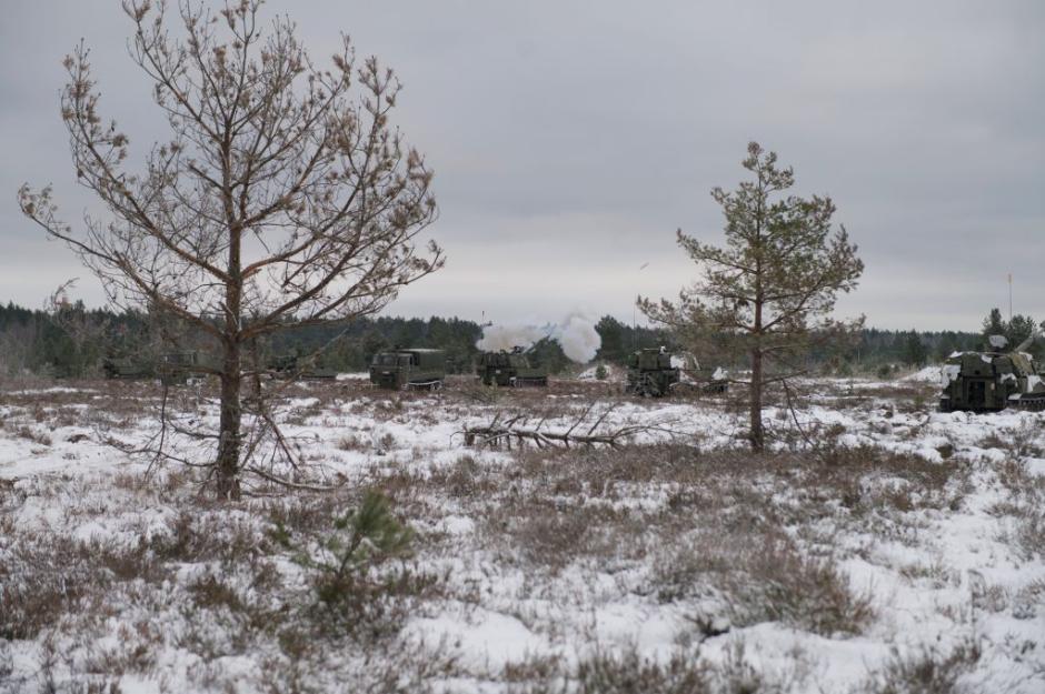 Artilleros españoles encuadrados en la Brigada Multinacional liderada por Canadá
se adiestran en el campo de maniobras de Adazi