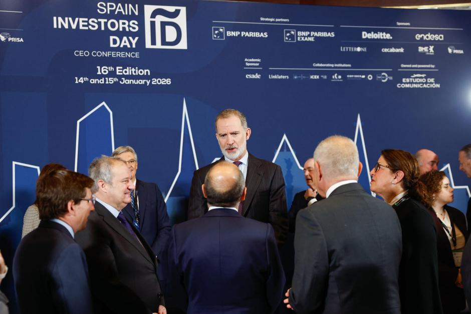 Don Felipe conversa con los asistentes a la inauguración del Spain Investors Day
