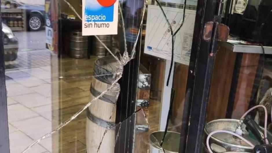 Puerta de la taberna Garibaldi vandalizada
