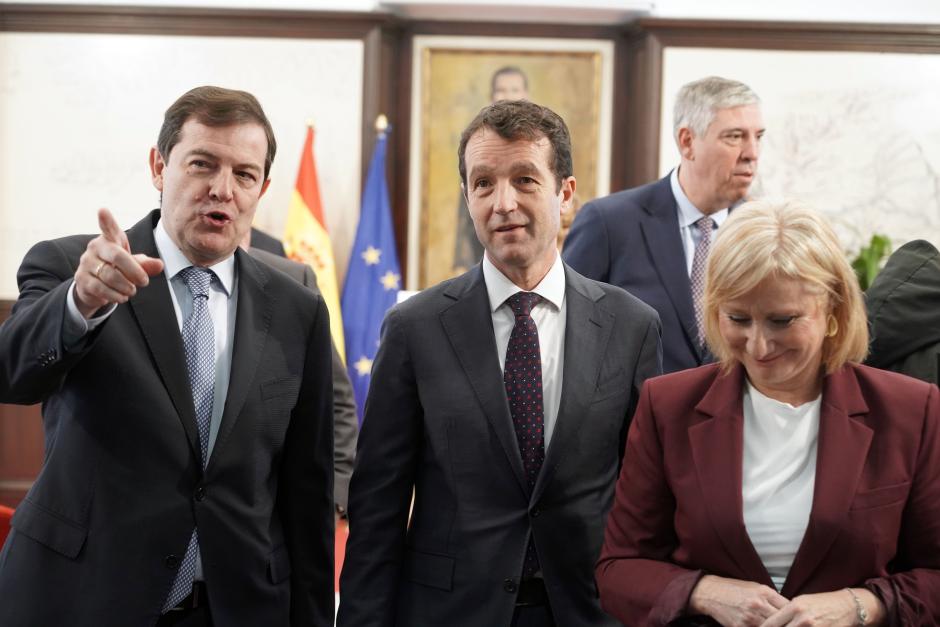 El presidente de la Junta de Castilla y León, Alfonso Fernández Mañueco; el presidente ejecutivo de Indra Group, Ángel Escribano; y el CEO de Indra Group, José Vicente de los Mozos, informan sobre el Plan de inversiones de Indra en Castilla y León y la colaboración de la administración autonómica.
