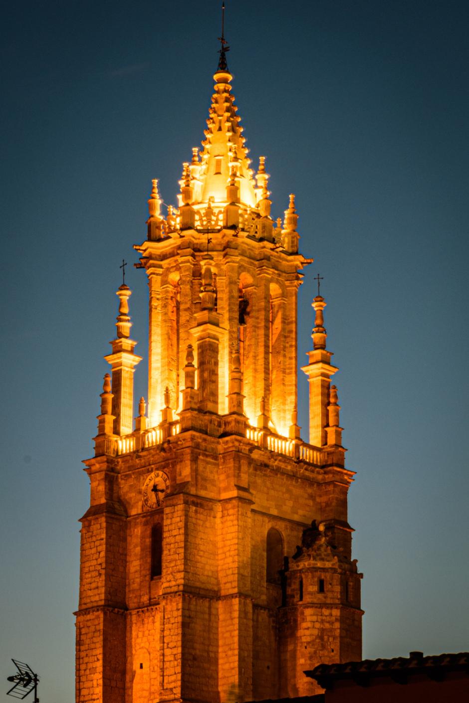 Campanario de San Miguel, torre conocida como "La Bella de Campos"