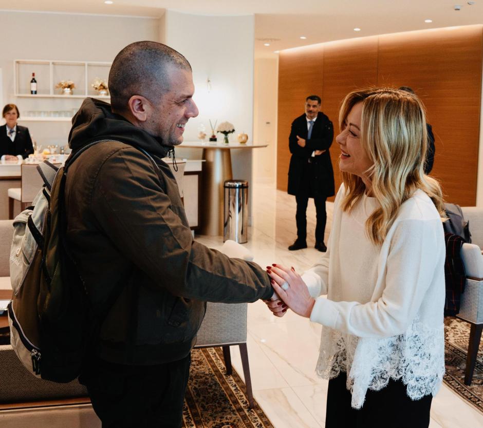 Giorgia Meloni recibe en el aeropuerto al italiano Alberto Trentini, liberado tras pasar 14 meses en una cárcel de Venezuela