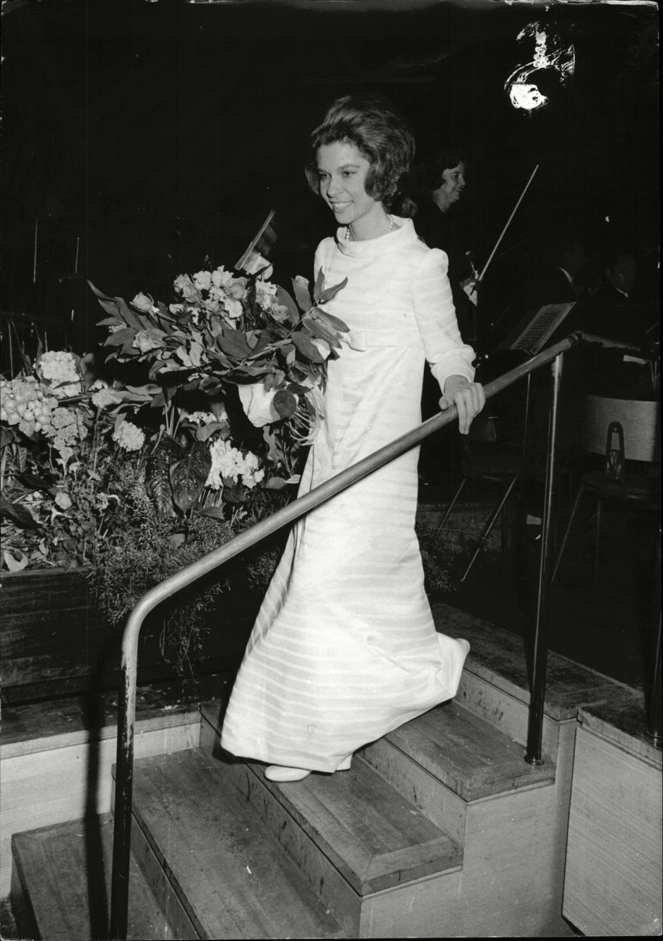La princesa Irene de Grecia recibe una ovación después del recital de piano en el Festival Hall de Londres en 1969. Tras más de cuatro décadas residiendo en el Palacio de la Zarzuela, la hermana pequeña de la reina Sofía decidió que no quería ser enterrada en España, sino en Grecia, junto a su hermano Constantino, en el cementerio del Palacio de Tatoi, a las afueras de Atenas.