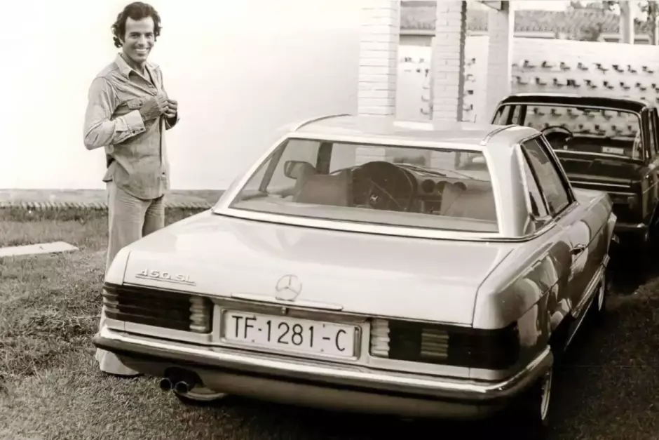 Los automóviles lujosos y deportivos siempre han acompañado a Julio Iglesias