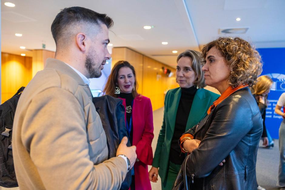 El representante de la CEP, David Gutiérrez, conversa con los dirigentes del PP