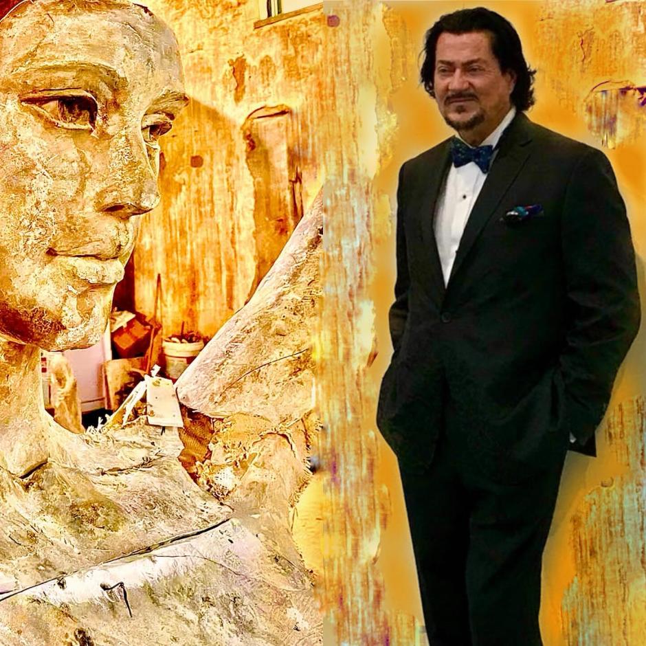 El escultor Ginés Serrán posa junto a una de sus obras