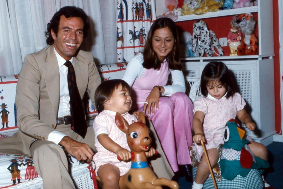 ulio Iglesias with his wife Isabel Preysler a1974.