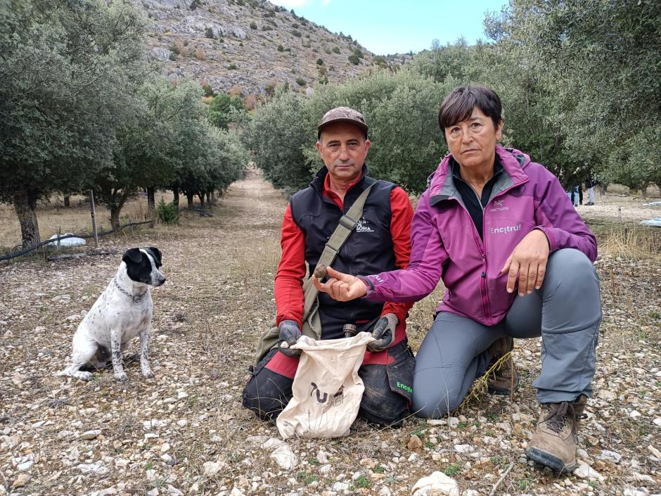 Javier López y Felipa Sánchez, responsables de Encitruf, posan con su perro Tim
