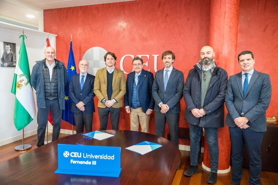 Foto de familia de la firma del convenio de colaboración entre la CEU Fernando III y el Recreativo de Huelva