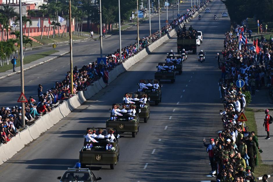 Un desfile de coches militares trasladaron los féretros desde el aeropuerto de La Habana