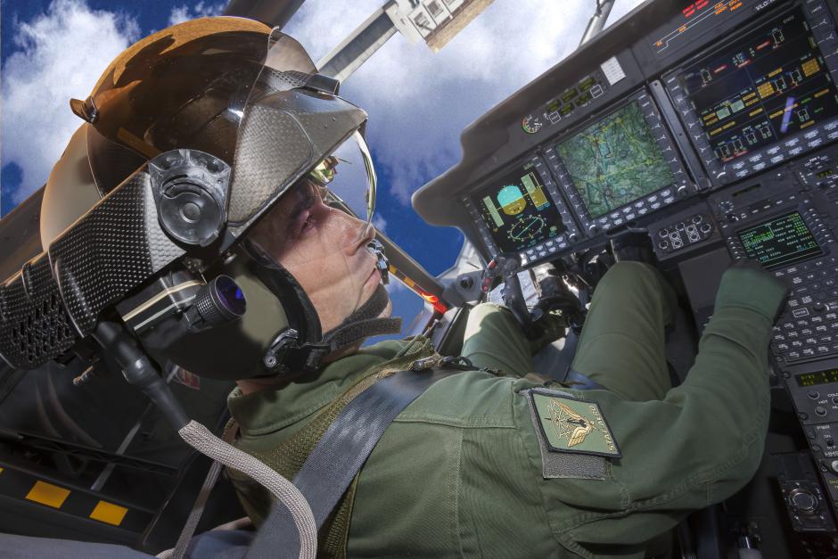Un piloto vuela con un casco TopOwl Digital Display (DD) de Thales