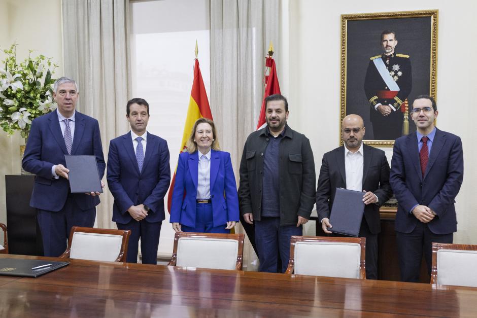 La firma del acuerdo contó con la presencia de Amparo Valcarce, secretaria de Estado de Defensa, y Alberto Ruiz Rodríguez, director general de Programas Industriales del ministerio de Industria, junto a S.E. Faisal Al Bannai, presidente del Grupo EDGE, y Ángel Escribano, presidente ejecutivo de Indra Group