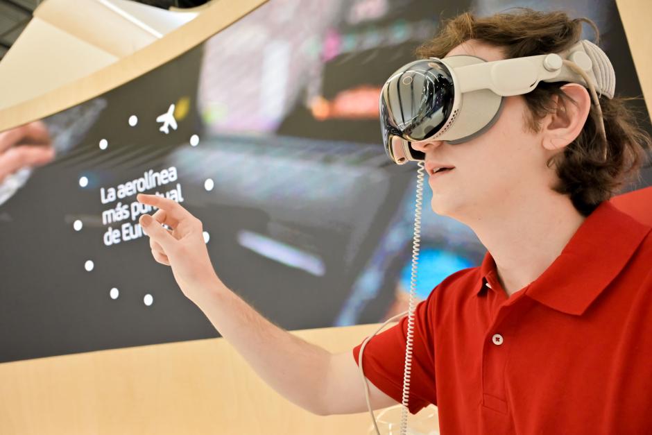 Visitante de FITUR viajando de manera virtual