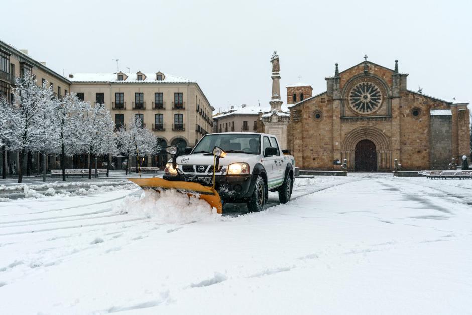 La copiosa nevada caída durante la pasada madrugada ha dejado buena parte de la provincia de Ávila bajo un manto blanco