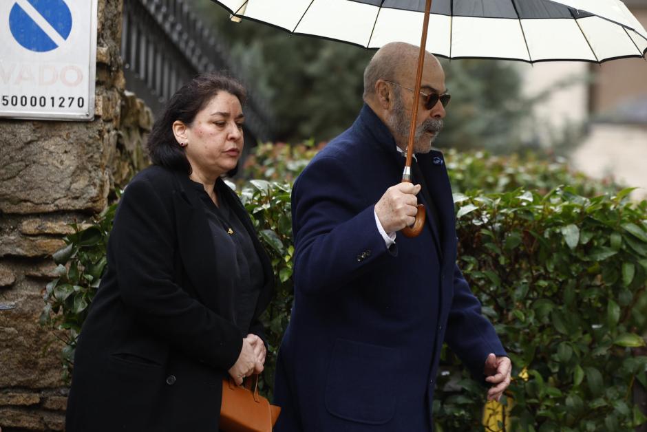 El actor Antonio Resines y su esposa Marisol de Mateo, a la salida del templo