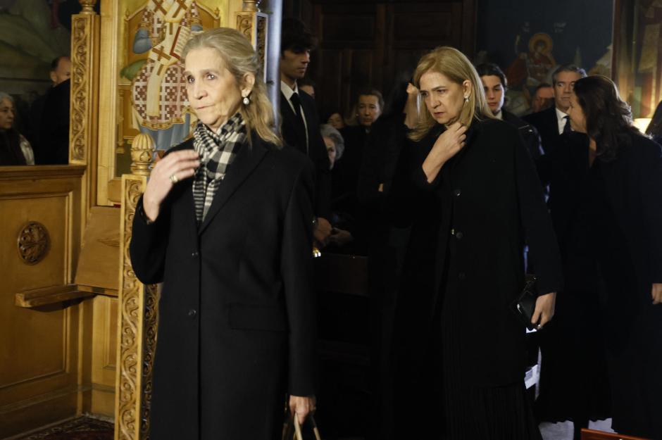 Las Infantas Elena y Cristina llegan al templo
