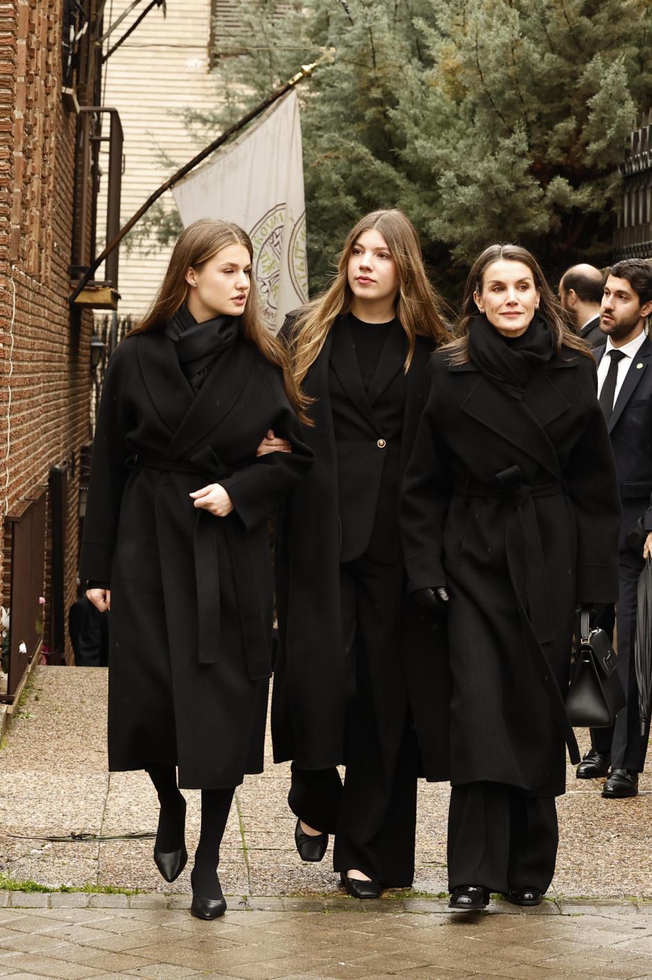 La Reina con la Princesa de Asturias y la Infanta Sofía, a la salida
