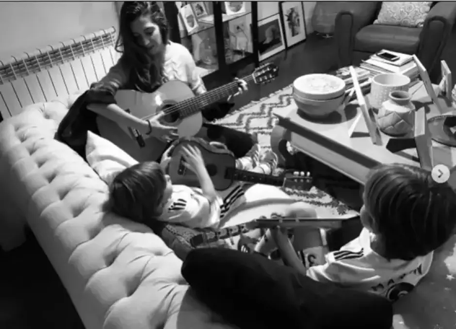 Sara Carbonero, en el salón de su casa, junto a sus hijos