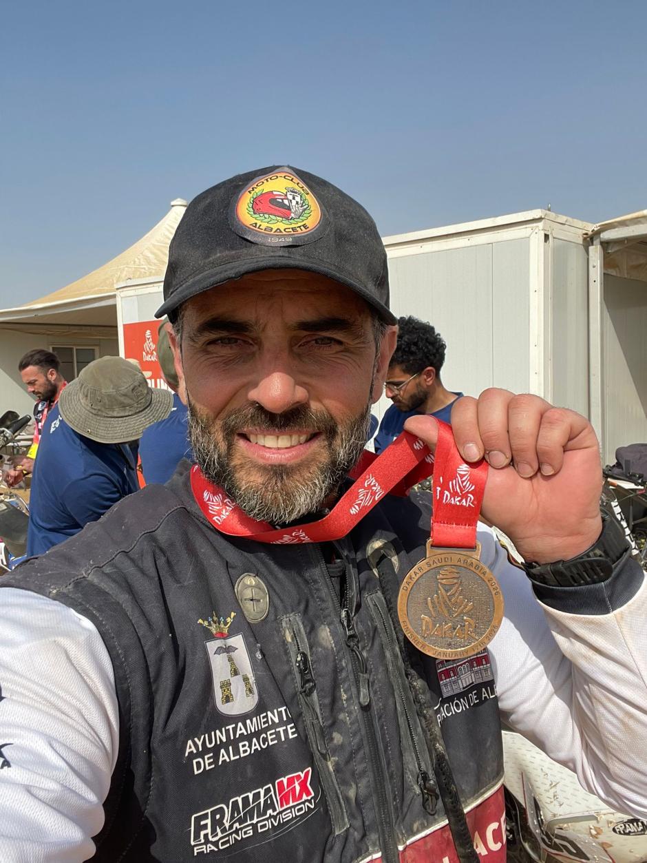 Juancar Torres posa con la medalla del Dakar