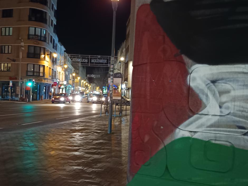 Una bandera palestina abre la puerta al barrio de Molenbeek