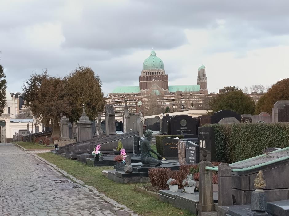 Cementerio de Molenbeek con la iglesia del Sagrado Corazón al fondo