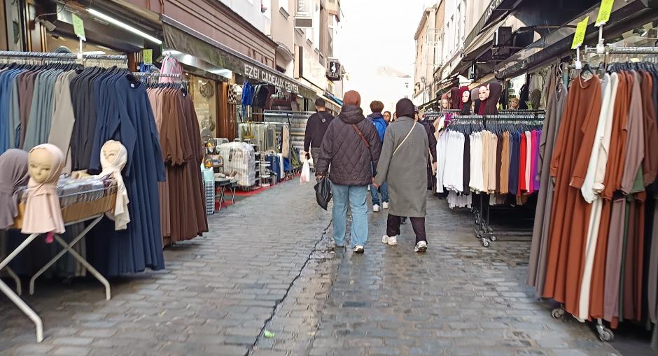 Dos mujeres caminan entre chilabas y velos islámicos