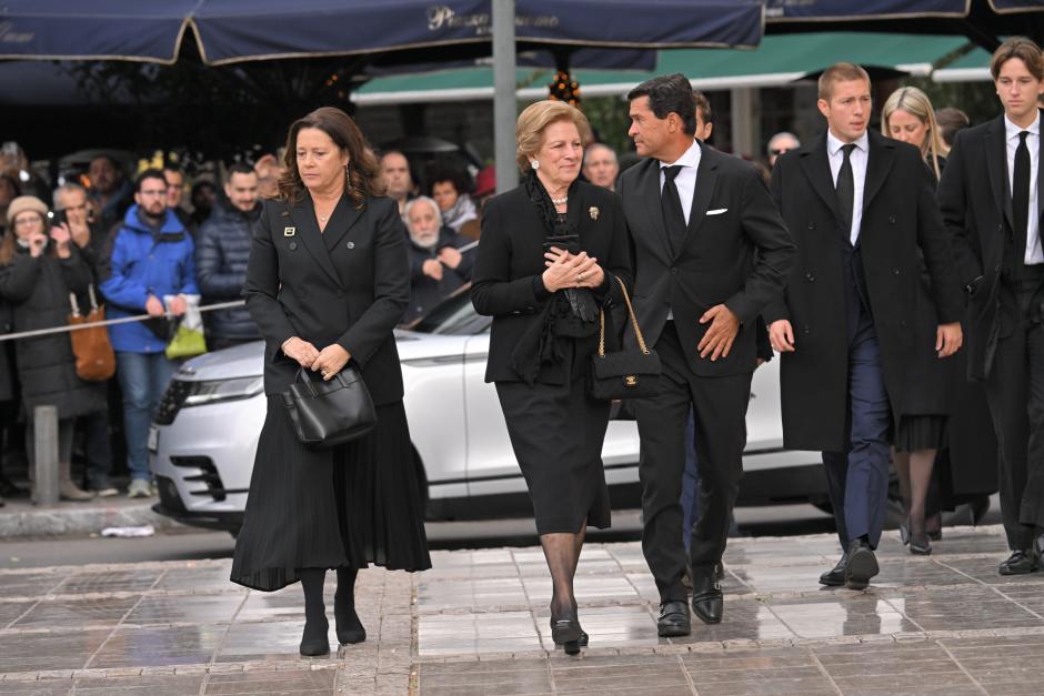 La Reina Ana María de Grecia, con su hija la Princesa Alexia, este lunes en Atenas