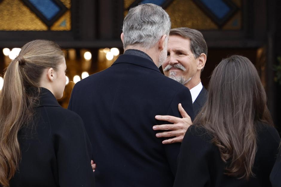 Don Felipe saluda a Pablo de Grecia, a su llegada a la Catedral Metropolitana de Grecia