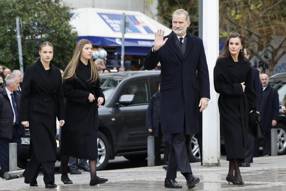 Los Reyes, la Princesa de Asturias y la Infanta Sofía, en la Catedral Metropolitana de Atenas