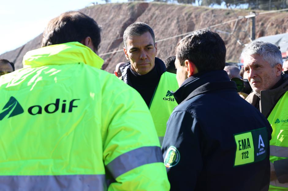 Pedro Sánchez conversa con Óscar Puente y Juanma Moreno