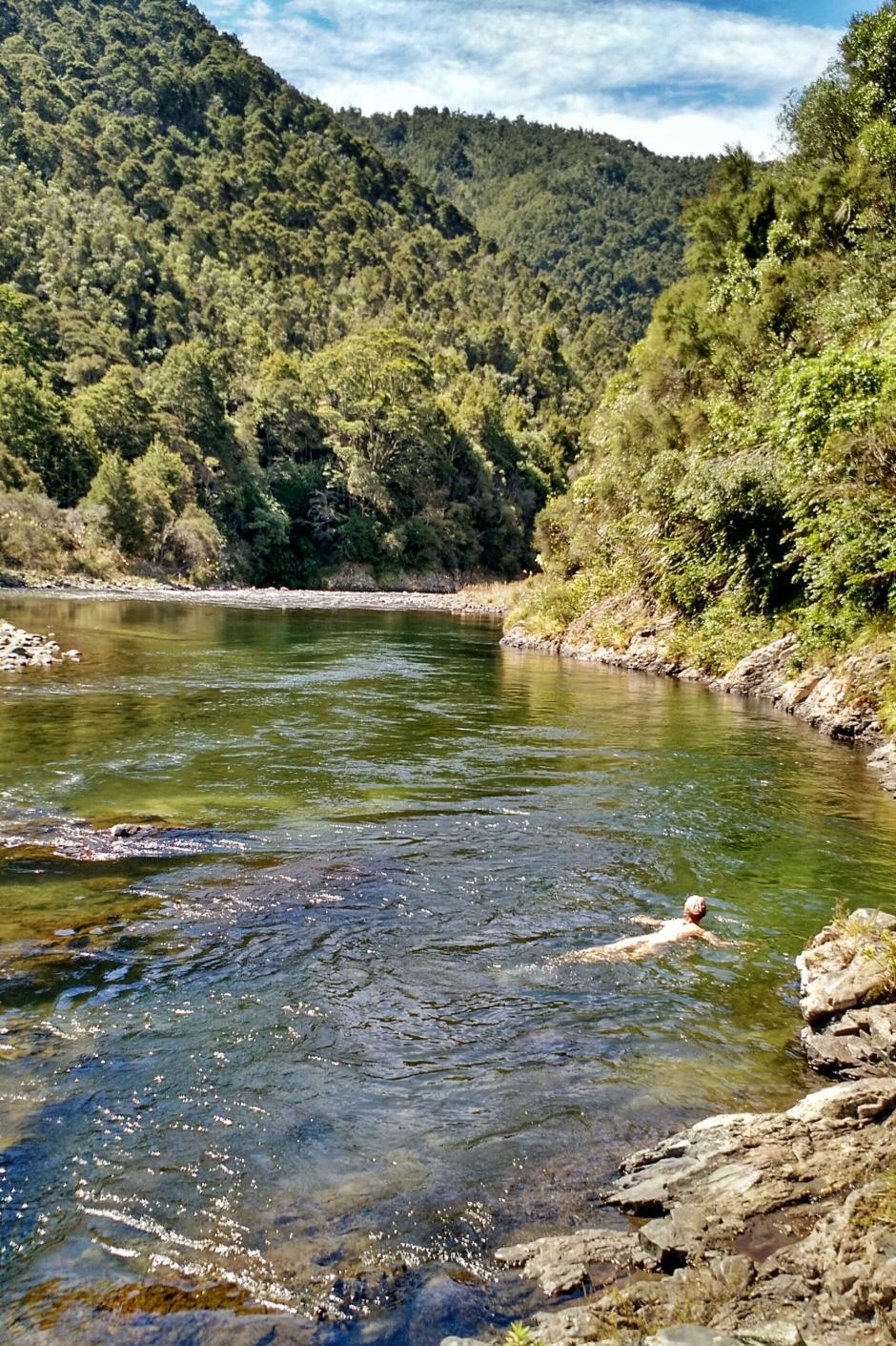 Imagen de una persona dándose un baño en el río Cabriel