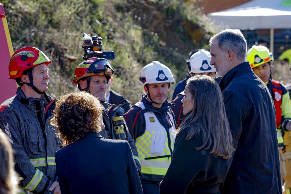 Don Felipe y Doña Letizia conversan con los equipos de rescate
