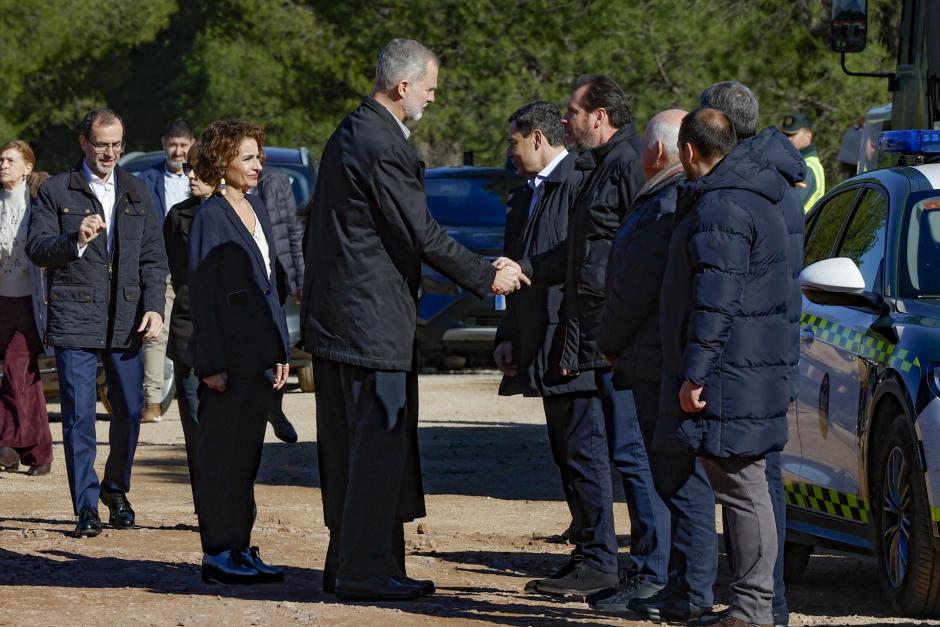 Don Felipe y Doña Letizia saludan a las autoridades