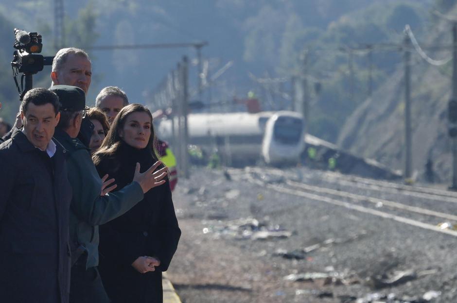 Los Reyes escuchan las explicaciones del presidente de la Junta de Andalucía sobre el accidente
