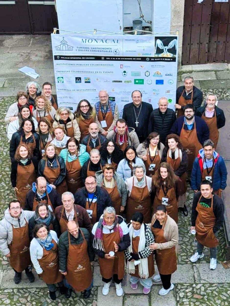 El obispo de Coria-Cáceres, monseñor Jesús pulido, con varios de los voluntarios