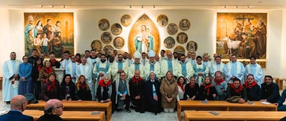 El grupo liderado por fray Luis Quintana en la capilla española de la Inmaculada Concepción