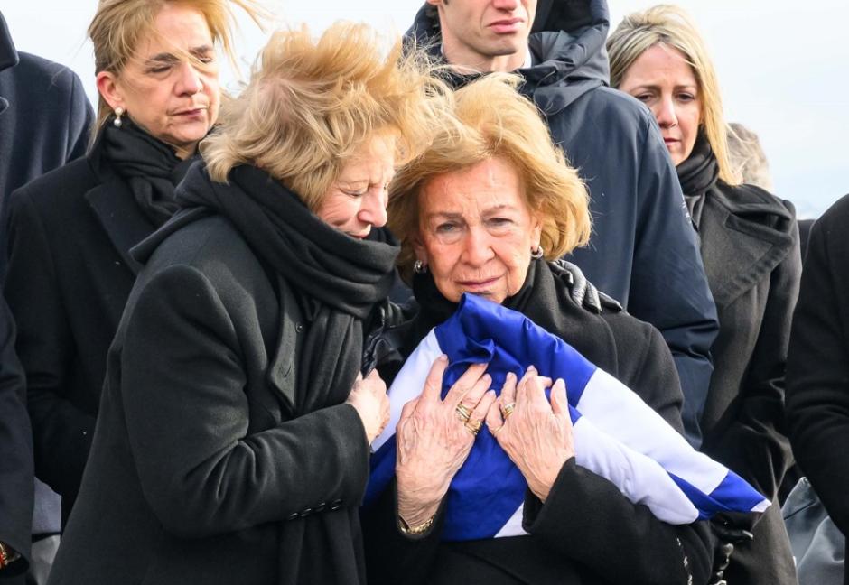 Las Reinas Doña Sofía y Ana María, con el estandarte de la Casa Real de Grecia