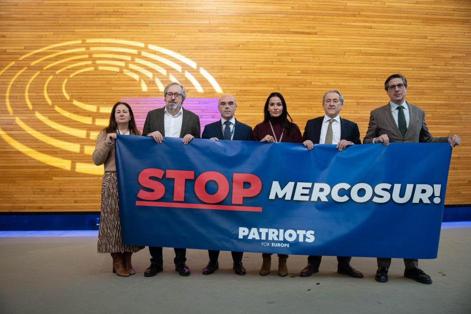 Los europarlamentarios de Vox portando una pancarta en contra del acuerdo con Mercosur