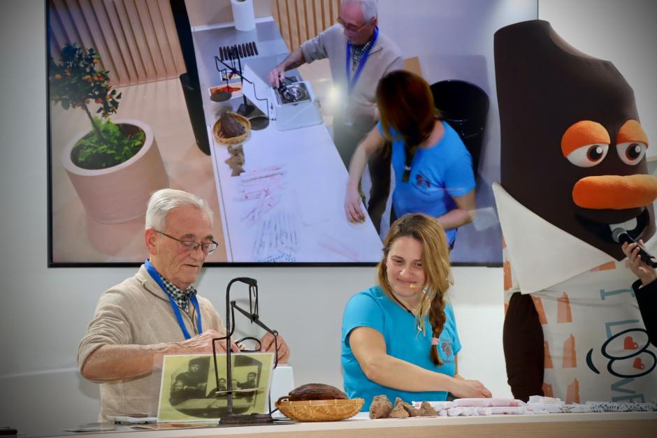 Imagen del shocooking del bollo de chocolate de Torrent en Fitur 2026.