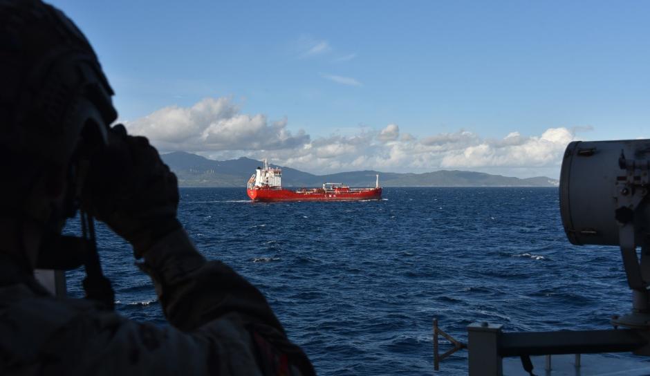 Un momento del seguimiento a unidades navales rusas por parte de la Armada española