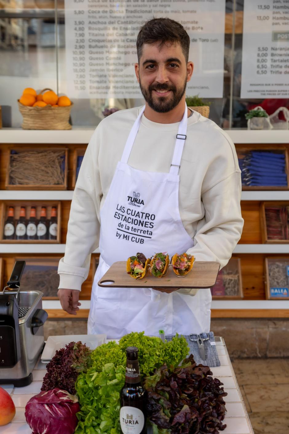 Imagen de Miguel Satorre con su creación