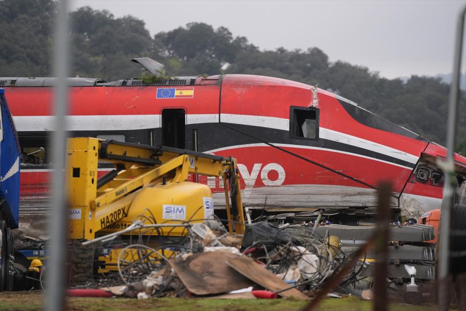 Imagen de los trabajos de rescate de los convoyes de trenes accidentados en la zona del suceso en Adamuz (Córdoba)