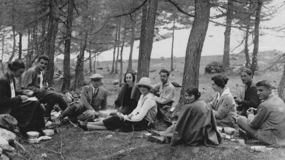El grupo de jóvenes amigos pasando un día en el campo. Pier Giorgio Frassati (extremo derecho), sentado detrás de Laura Hidalgo (mirando directamente a la
