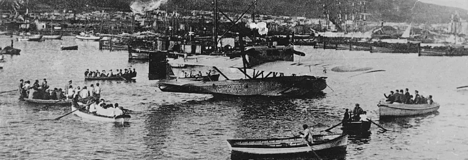 La imagen captura el momento histórico en que el hidroavión "Plus Ultra" amerizó en Buenos Aires